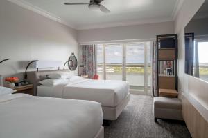 奥兰多奥兰多国际机场凯悦酒店的酒店客房设有两张床和窗户。