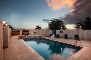 奥德萨La Quinta by Wyndham Odessa North的后院的游泳池,享有日落美景
