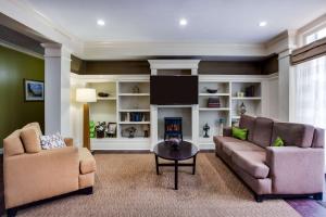 圣露西港MainStay Suites at PGA Village的客厅配有两张沙发和一台电视机