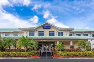 圣露西港MainStay Suites at PGA Village的前面有标志的酒店