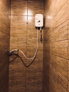 曼谷Good One Poshtel & Cafe Bar的木墙浴室设有肥皂机