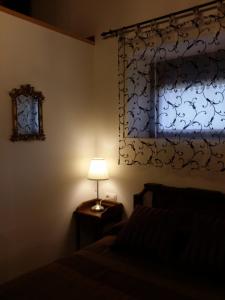 La RadCasa Rural Villamoronta的一间卧室配有一张床和一张桌子上的台灯