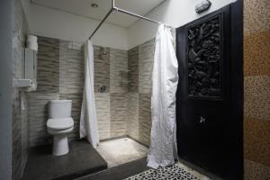 坎古范德旅馆的一间带卫生间和黑色门的浴室