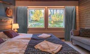 穆奥尼奥Jeris Lakeside Resort的一间卧室配有一张床、一张沙发和两个窗户。