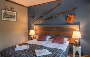 穆奥尼奥Jeris Lakeside Resort的一间卧室配有一张带两个枕头的床