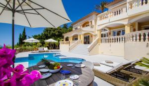 安德莱奇港Holiday Villa Port d'Andratx的一座带游泳池和房子的别墅