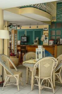 加比切马莱马里内拉度假酒店的一间带桌椅的用餐室
