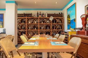 加比切马莱马里内拉度假酒店的一间带桌椅和葡萄酒架的用餐室