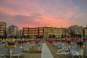 加比切马莱马里内拉度假酒店的海滩上一排沙滩椅和遮阳伞