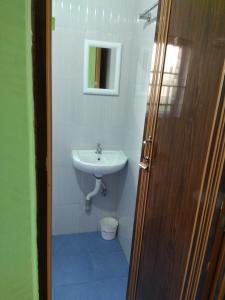 古瓦哈提Cozy Living的一间带水槽、卫生间和镜子的浴室