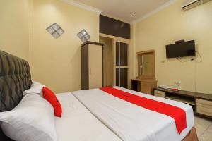 RedDoorz Plus @ Hotel Sempurna Watervang Lubuk Linggau客房内的一张或多张床位