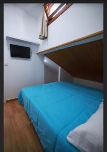 加拉奇科Apartamento Germán的一间卧室配有一张带蓝色床罩的床