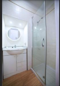 加拉奇科Apartamento Germán的白色的浴室设有水槽和淋浴。