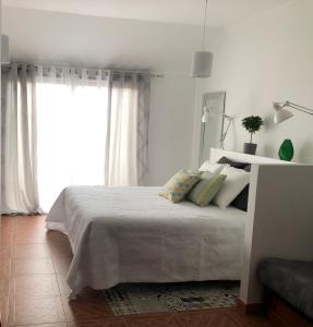加拉奇科Apartamento La Penca 3 Garachico的一间卧室设有一张床和一个窗口