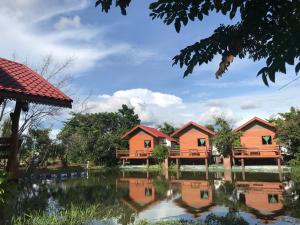 猜也蓬Baan Suan Sukjai Resort的湖畔的一排小屋
