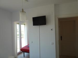 Moratinos莫拉蒂诺斯旅馆的墙上配有平面电视的房间