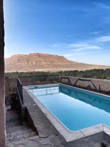 Aguebt卡斯巴奥拉德奥斯曼住宿加早餐旅馆的享有沙漠景色的游泳池