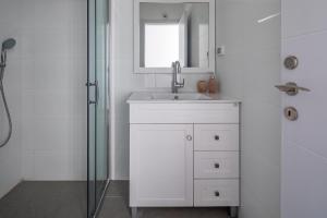 PORT CITY HAIFA - BAT GALIM oceanfront luxury的一间浴室