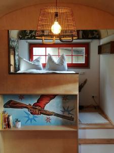 TettauBenno der Zirkuswagen的一间设有一张床铺的房间,配有棒球棒绘画
