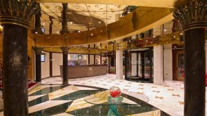 布耶Mulino Luxury Boutique Hotel的大厅,大楼里设有玻璃桌