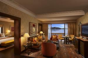乌代浦乌代普尔里拉皇宫酒店的酒店客房设有床和客厅。