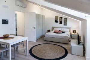 的里雅斯特Paduina3 Comfort Apartments的白色卧室配有床和桌子