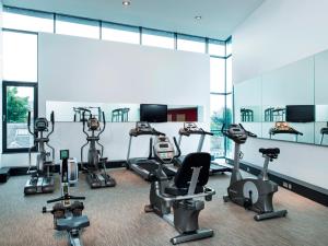 阿伯丁雷迪森公园阿伯丁客栈的健身房设有数台跑步机和椭圆机