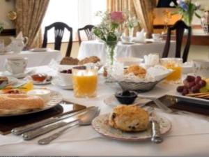 鄂木斯克砖墙宾馆的餐桌,带食物盘和橙汁杯