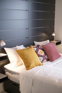 布鲁塞尔Mini loft with terrace的一张带枕头的床和蓝色床头板