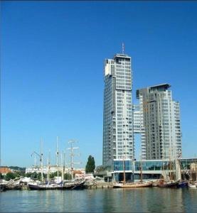格丁尼亚Apartament Sea Towers View的一群高大的建筑,有船在水里