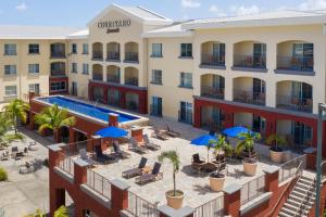 布里奇敦万豪巴巴多斯万怡酒店 的享有酒店庭院的空中景致,设有游泳池