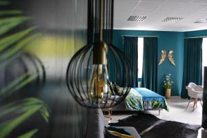 罗兹省康斯坦丁努夫Apartamenty i pokoje „Pod Jedynką”的一间卧室设有一张床和蓝色的墙壁