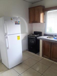下博克特CASA MARLE的厨房配有白色冰箱和炉灶。