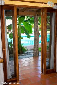 克鲁兹德华纳卡克斯特尔Casa Villa Magnolia的享有泳池景致的客房的入口