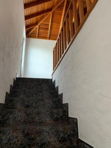 埃尔帕索Casa Antigua的一座带木制天花板的建筑中的楼梯