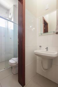弗洛里亚诺波利斯伊尔哈诺特公寓酒店的一间带水槽、卫生间和镜子的浴室