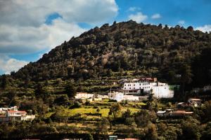 米内拉尔德尔蒙特Hotel Santiurde SOLO ADULTOS的山丘上的村庄