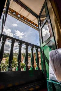 库斯科Cusco Plaza Nazarenas的从阳台的窗户可欣赏到风景