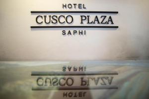 库斯科Hotel Cusco Plaza Saphi的读过美食广场和酒店的标志