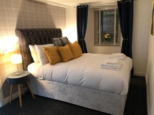 艾尔The Nook - Coorie Doon的一间卧室配有一张带黄色枕头的床和一扇窗户