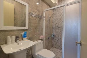 吉安銤海民宿的浴室配有卫生间、盥洗盆和淋浴。
