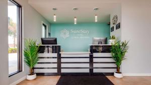 杰克逊维尔SureStay Hotel by Best Western Jacksonville South的墙上有协同标志的办公室