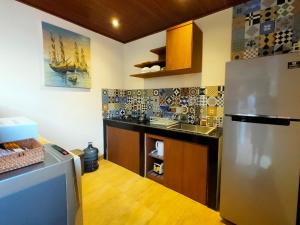 塞米亚克玛哈巴厘岛塔曼阿美萨别墅的厨房配有水槽和冰箱