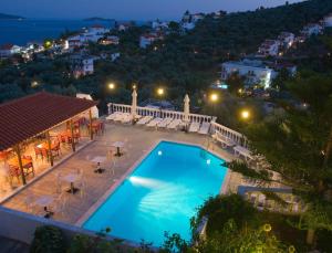 梅加利阿莫斯芬格罗斯村酒店的享有游泳池的夜间景致