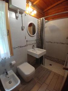利多尔德纳西奥尼萨摩亚乡村酒店的浴室配有白色卫生间和盥洗盆。