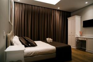 比通托San Marco Antico Relais - B&B的一间卧室配有一张带黑色窗帘的床和一张书桌