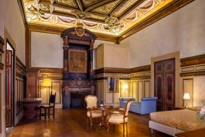 佛罗伦萨Hotel Bretagna Heritage - Alfieri Collezione的客厅设有格子天花板和桌子