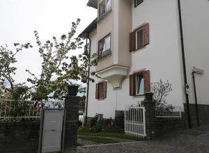巴塞尔加·迪·皮纳Appartamento da Pino的白色的房子,有门和栅栏