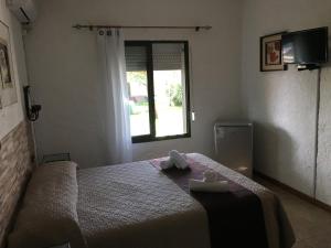 拉帕洛马Hotel de la Torre的一间卧室配有一张床,床上有毛巾