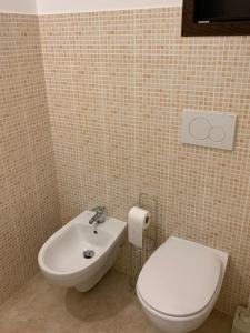 科尔萨诺Monolocale Cora的浴室配有白色卫生间和盥洗盆。
